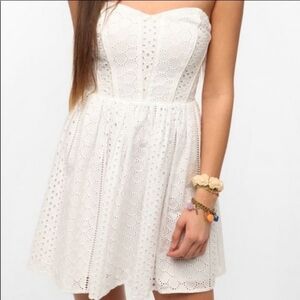 Kimchi Blue Lined Eyelet Strapless Dress Eggshell Size Medium